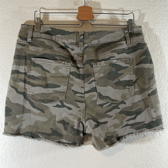 TIME AND TRU HIGH RISE CAMOUFLAGE RAW HEM DISTRESSED BUTTON FLY SHORT SIZE 18 - Picture 4 of 8